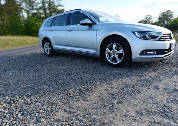 Volkswagen Passat cena 55555 przebieg: 195000, rok produkcji 2015 z Lubin małe 254
